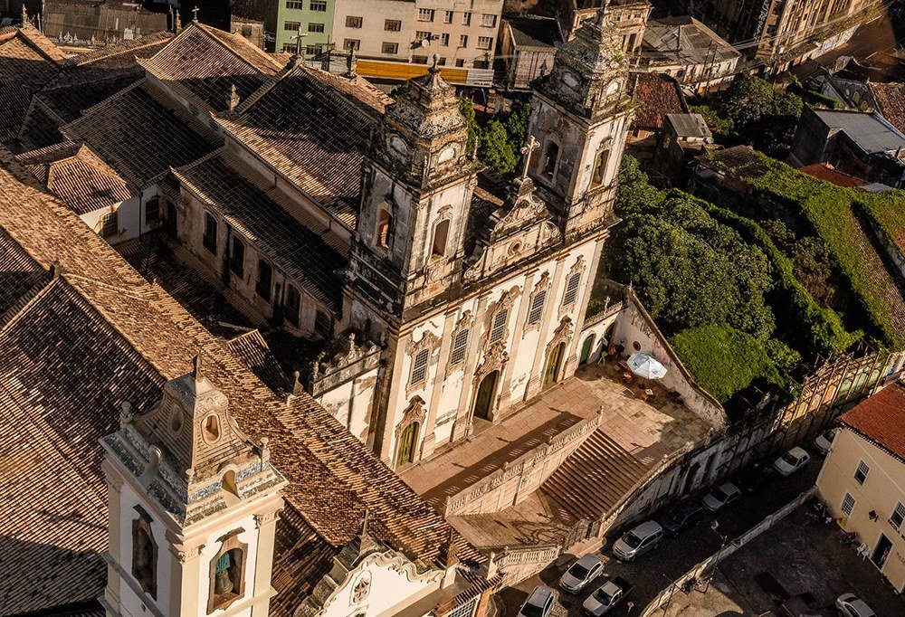 Igrejas e arquitetura histórica do Pelourinho vistas de cima